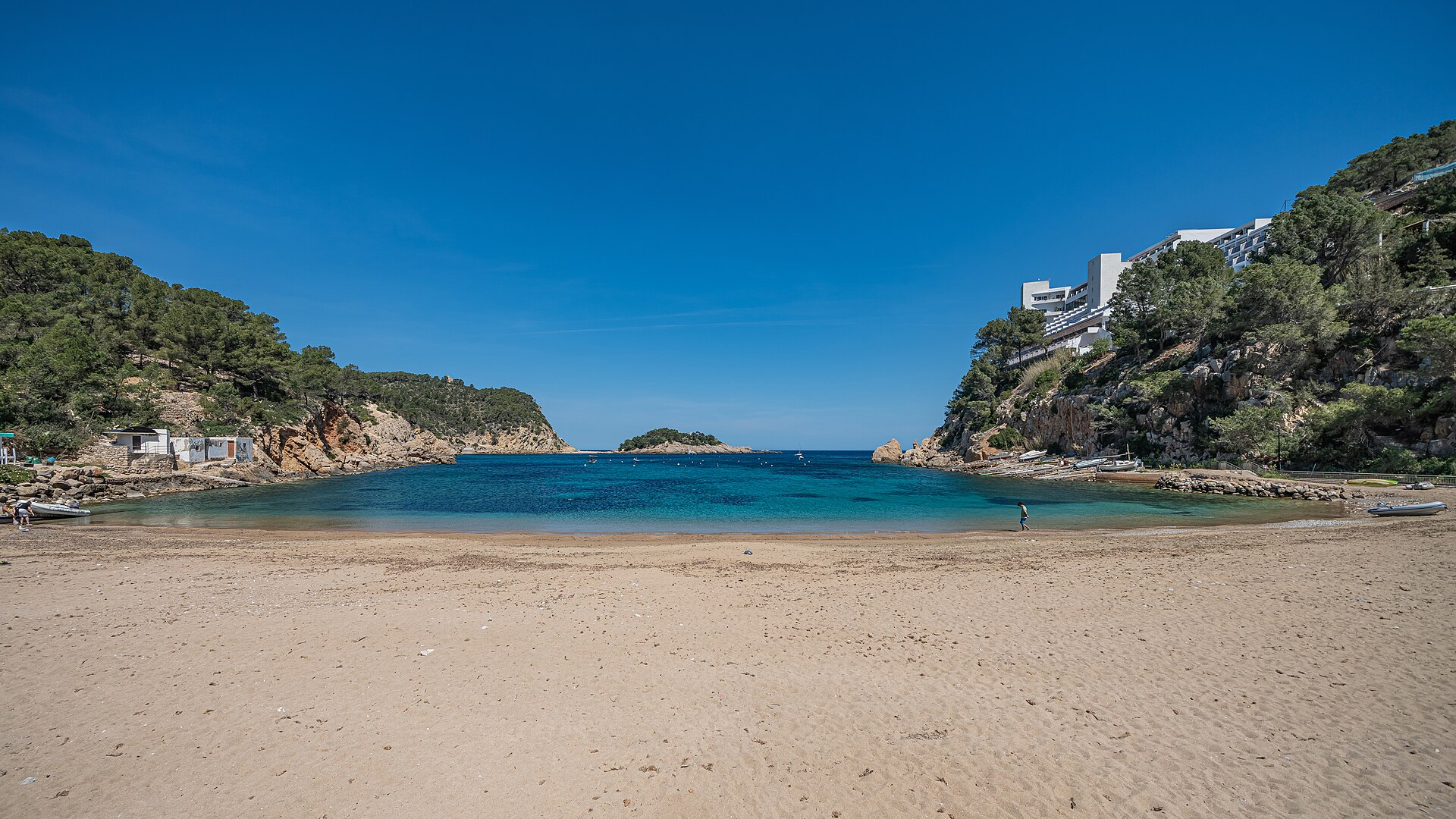 Panorama van de baai van Port de Sant Miquel met jacht en eilandje