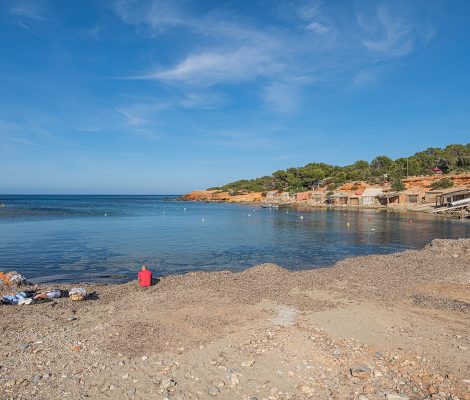 Pou des Lleó aan de oostkust van Ibiza met vissershuisjes en rode kliffen