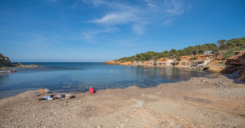 Pou des Lleó aan de oostkust van Ibiza met vissershuisjes en rode kliffen