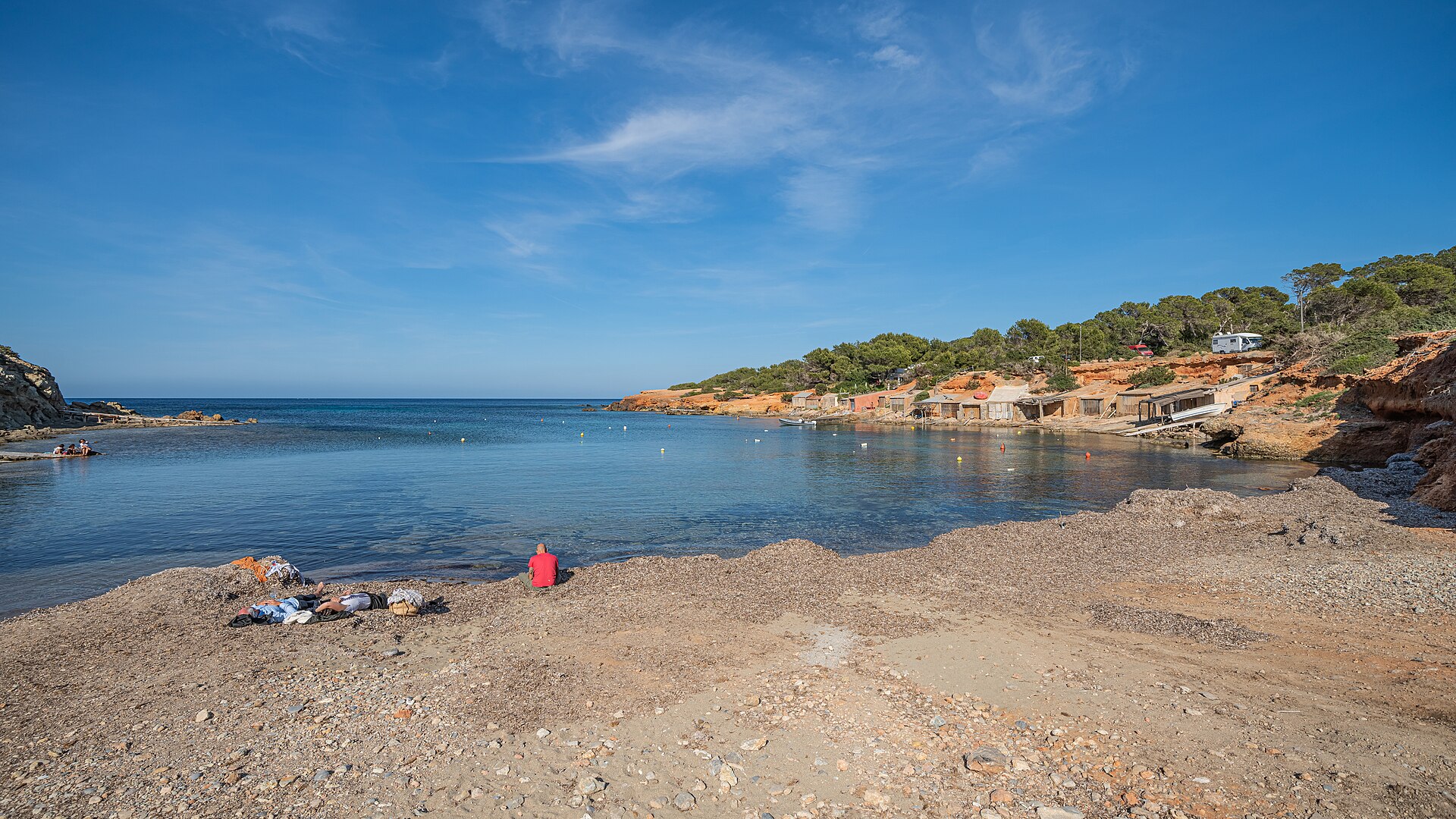 Pou des Lleó Ibiza: authentieke vissersbaai met rode kliffen 1 Traditionele vissershuisjes aan de baai van Pou des Lleó, Ibiza