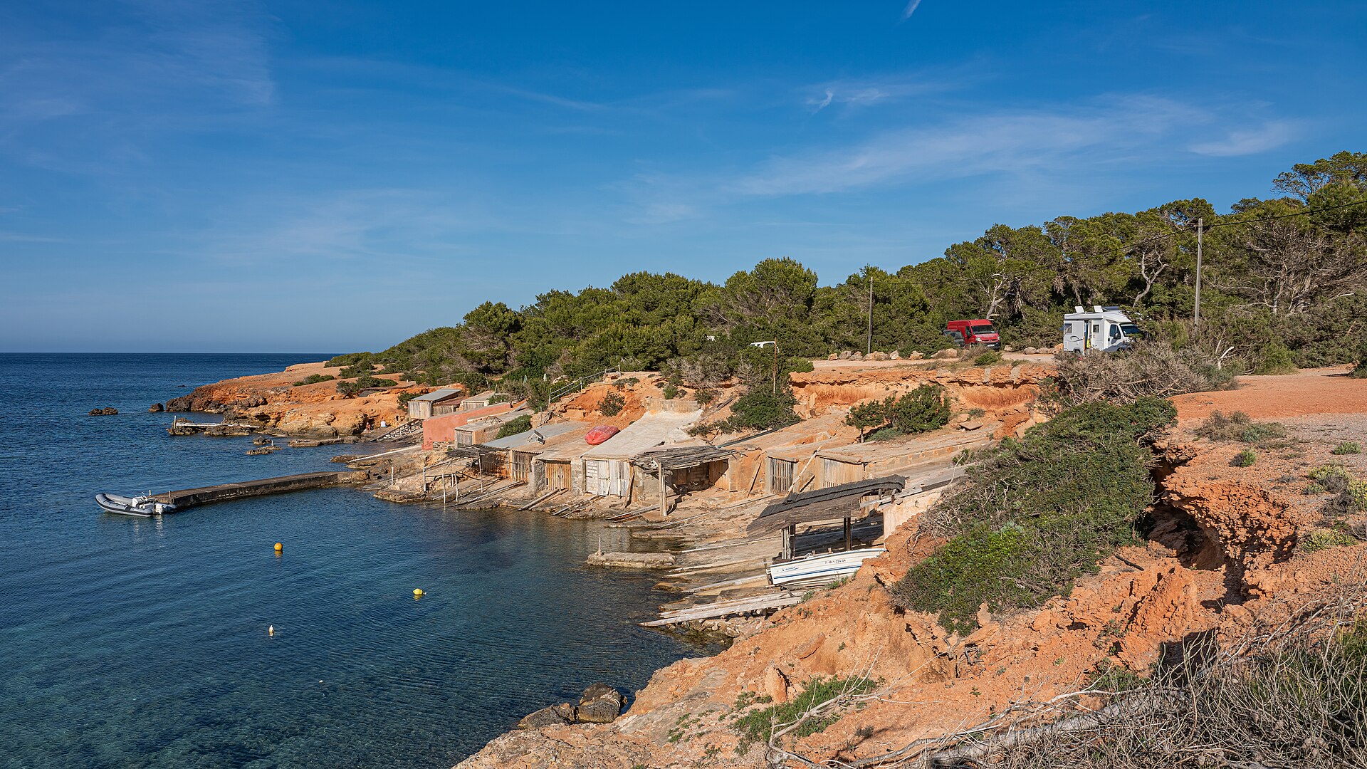 Pou des Lleó Ibiza: authentieke vissersbaai met rode kliffen 2 Traditionele vissershuisjes aan de baai van Pou des Lleó, Ibiza