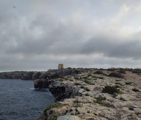 Punta Prima op Formentera, rotsige landtong met historische wachttoren aan zee