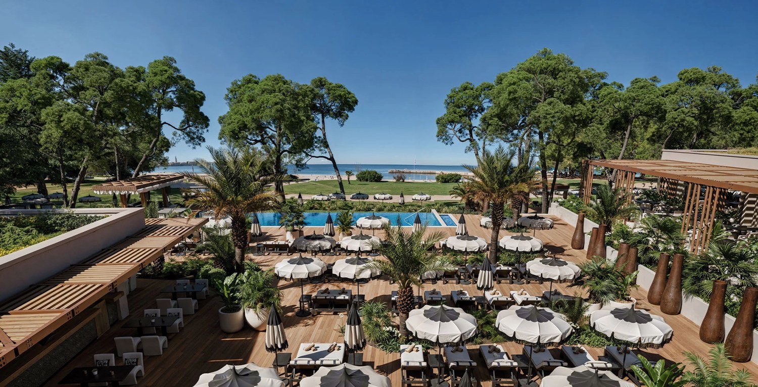 Purobeach Palma: chique zonsondergangs-beach club bij Cala Estància 4 De ligging op een landtong bij Illetas, met het vliegveld vlakbij.