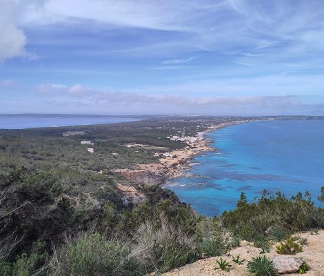 Uitzicht vanaf de Camí de sa Pujada over de oostkust van Formentera met turquoise water