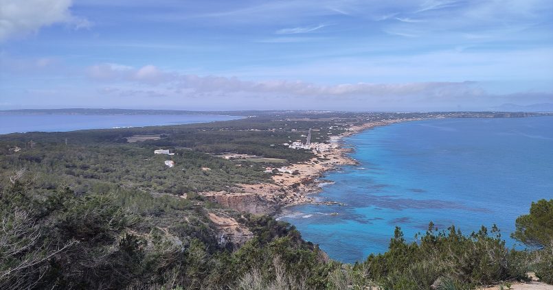 Uitzicht vanaf de Camí de sa Pujada over de oostkust van Formentera met turquoise water