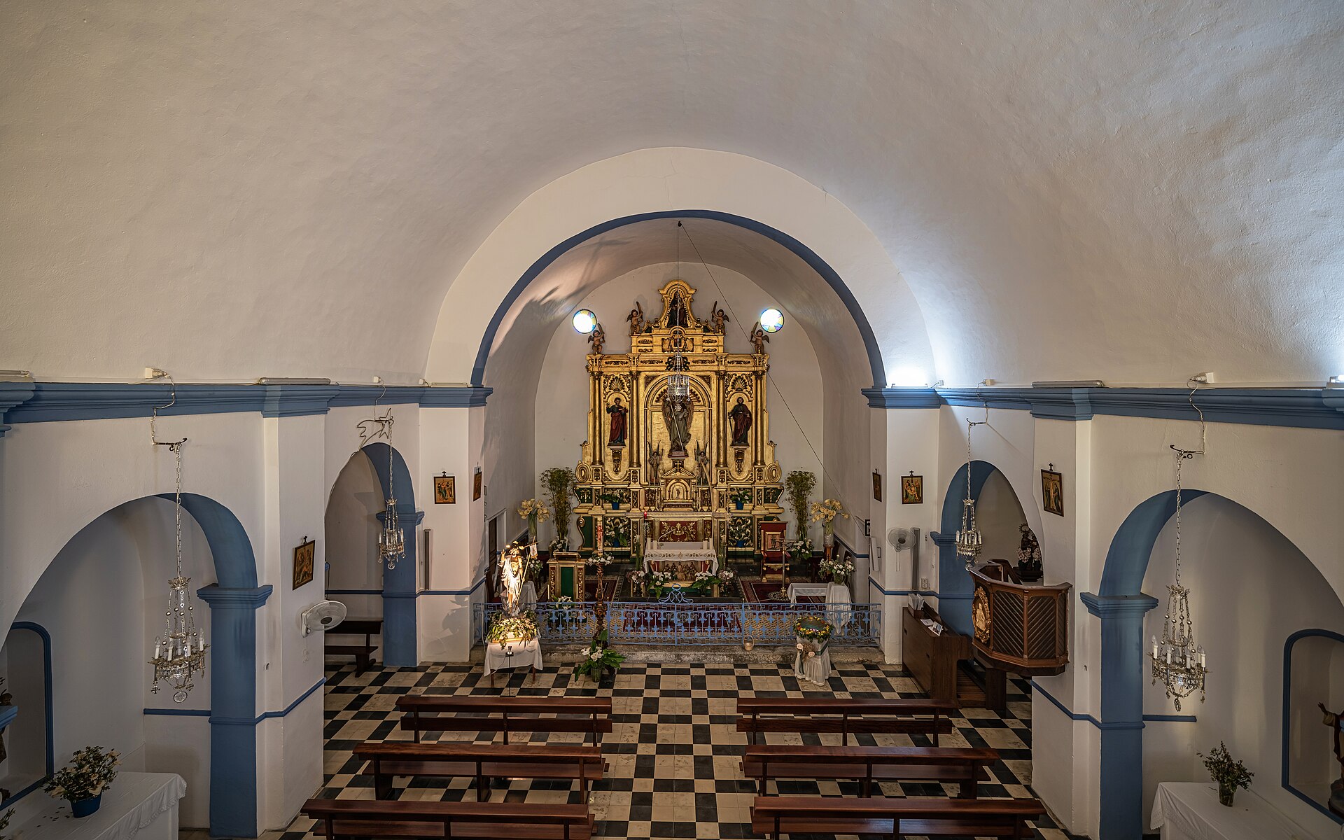 Het sobere witte interieur van de kerk van Sant Rafel