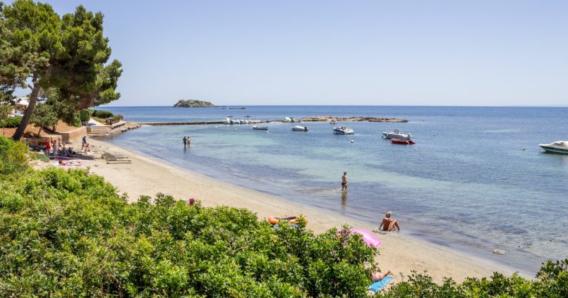 Het strand van S'Argamassa aan de oostkust van Ibiza met boten en helder water