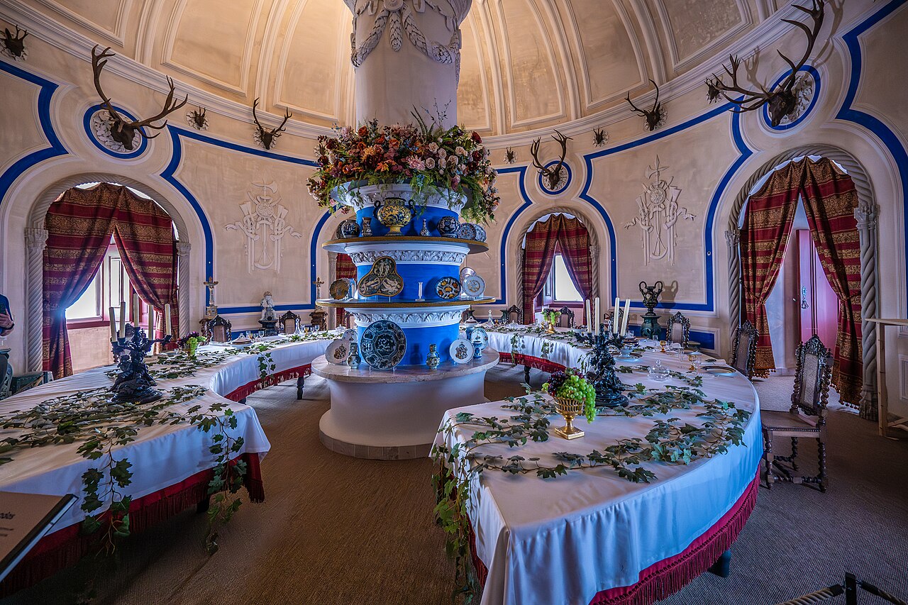 Diner aan tafel met zicht op het podium.