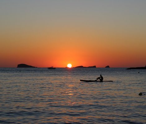 Zonsondergang bij Cala Comte op Ibiza, met de eilandjes op de horizon