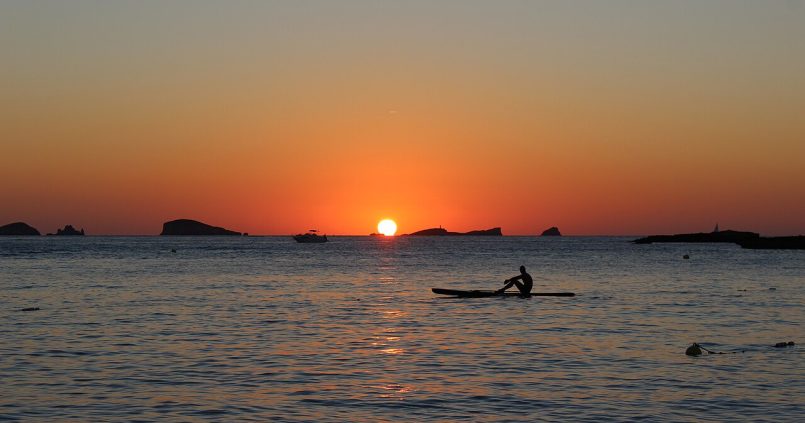 Zonsondergang bij Cala Comte op Ibiza, met de eilandjes op de horizon