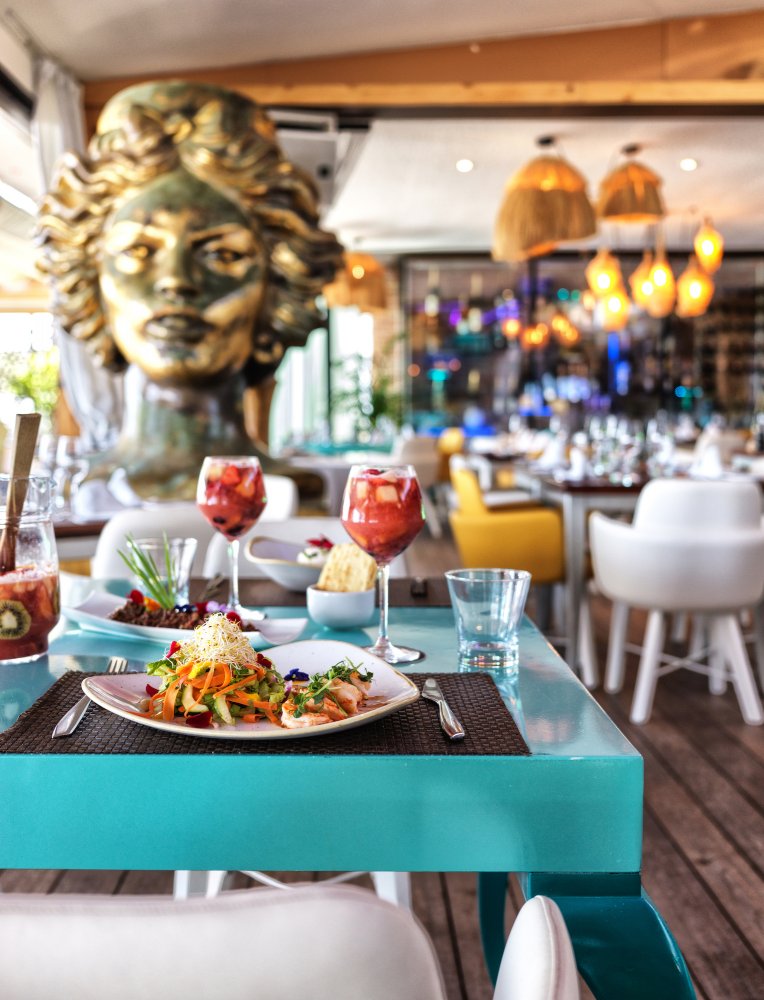 Tanit Beach Ibiza: de gezinsvriendelijke beachclub van Playa d'en Bossa 2 Het interieur van Tanit Beach met de Tanit-godinnenkop