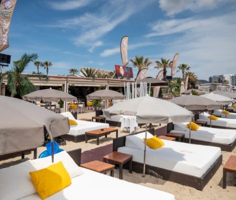 De bedjes en parasols van Tanit Beach aan Playa d'en Bossa