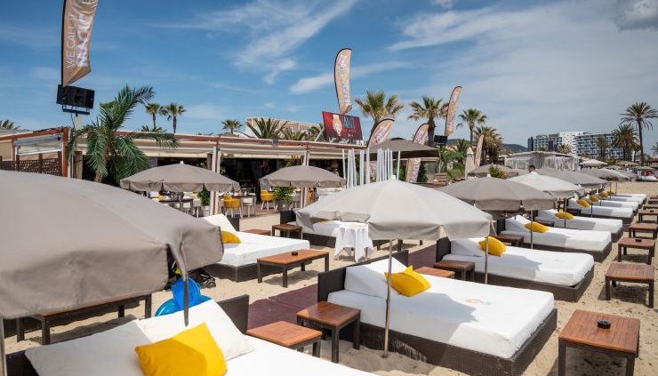 De bedjes en parasols van Tanit Beach aan Playa d'en Bossa