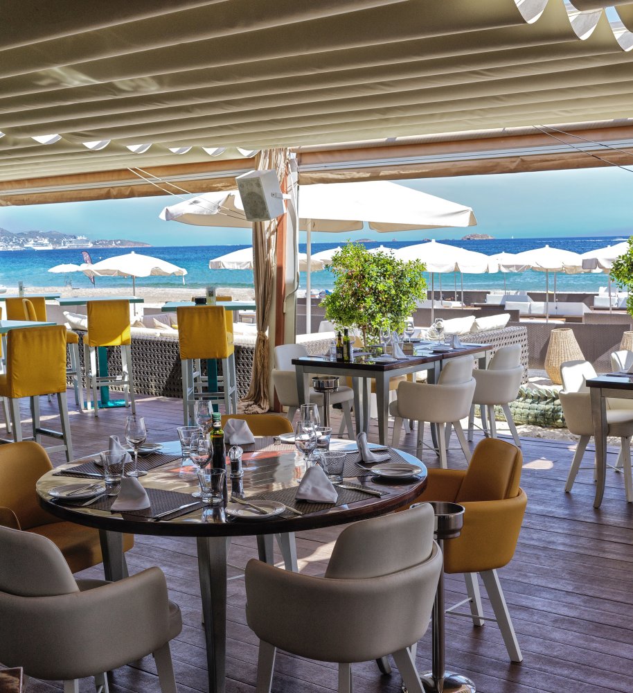 Tanit Beach Ibiza: de gezinsvriendelijke beachclub van Playa d'en Bossa 1 Het terras van Tanit Beach met zeezicht