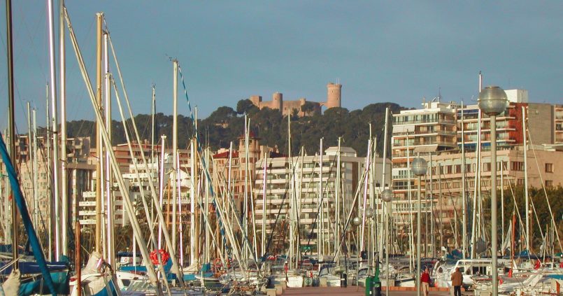 De Paseo Marítimo in Palma met de jachthaven en kasteel Bellver, de boulevard waar Tito's stond