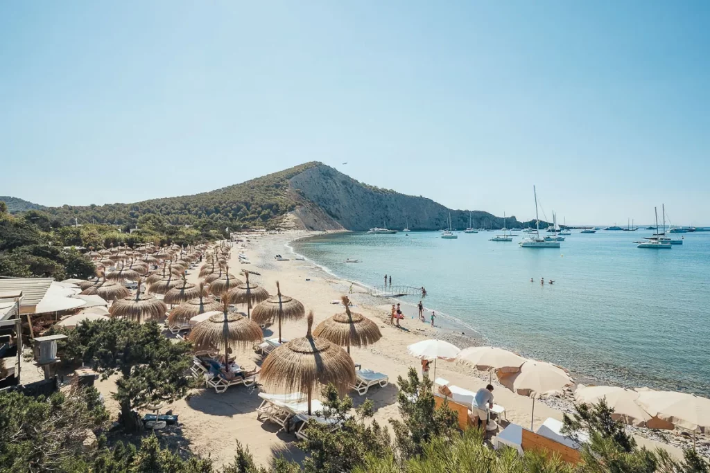Tropicana Ibiza: de chill-out beachclub van Cala Jondal 1 Terras van Tropicana aan Cala Jondal