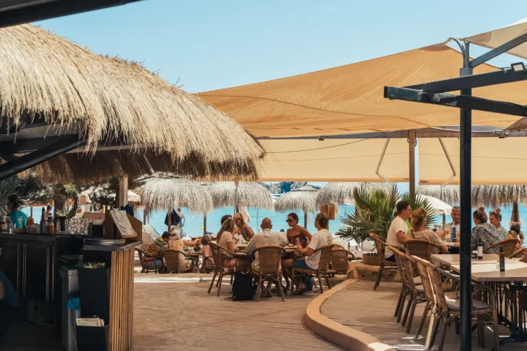 Tropicana Ibiza: de chill-out beachclub van Cala Jondal 2 Tropicana beachclub op Ibiza