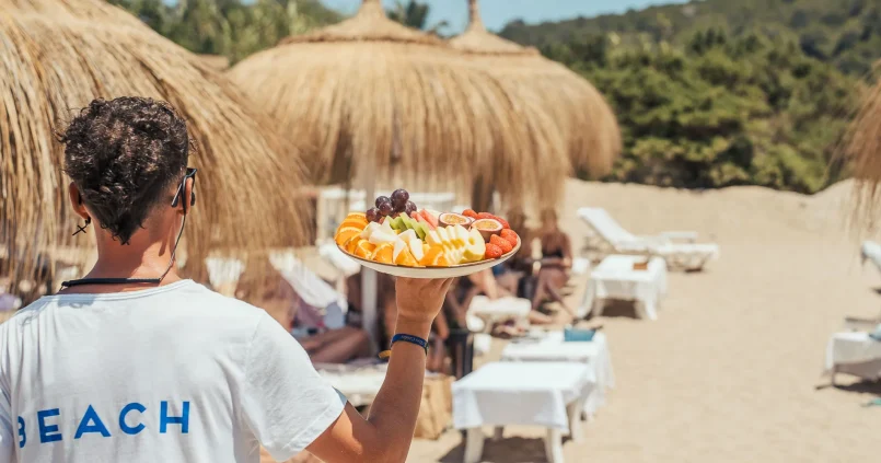Tropicana beachclub aan Cala Jondal, Ibiza