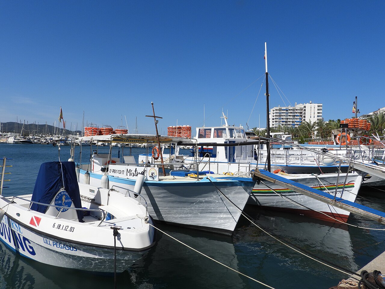 Uitgaan in San Antonio Ibiza: de West End en de sunset strip 4 De haven van Sant Antoni, vertrekpunt van boat parties.