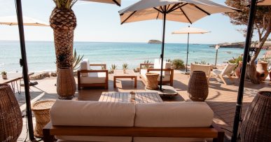 Aiyanna Ibiza: strandrestaurant met Levantijnse keuken aan Cala Nova 3 Oceaanlounge van Aiyanna aan Cala Nova met zeezicht, Ibiza