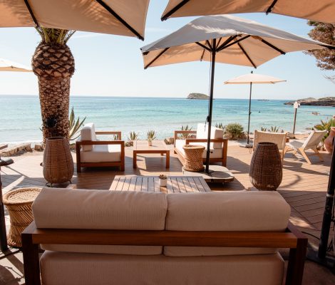 Oceaanlounge van Aiyanna aan Cala Nova met zeezicht, Ibiza
