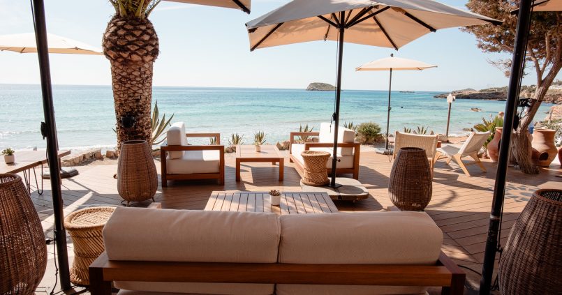 Oceaanlounge van Aiyanna aan Cala Nova met zeezicht, Ibiza