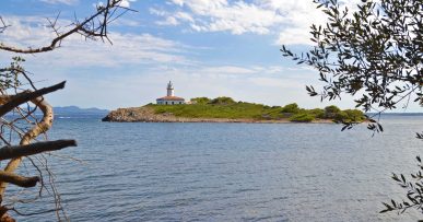 Alcanada Mallorca: rustig snorkelstrand met vuurtoreneilandje 8 Vuurtoreneilandje Illa d'Alcanada gezien vanaf het strand van Alcanada, Alcúdia, Mallorca