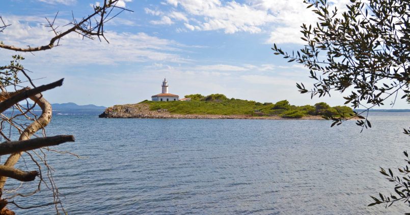 Vuurtoreneilandje Illa d'Alcanada gezien vanaf het strand van Alcanada, Alcúdia, Mallorca