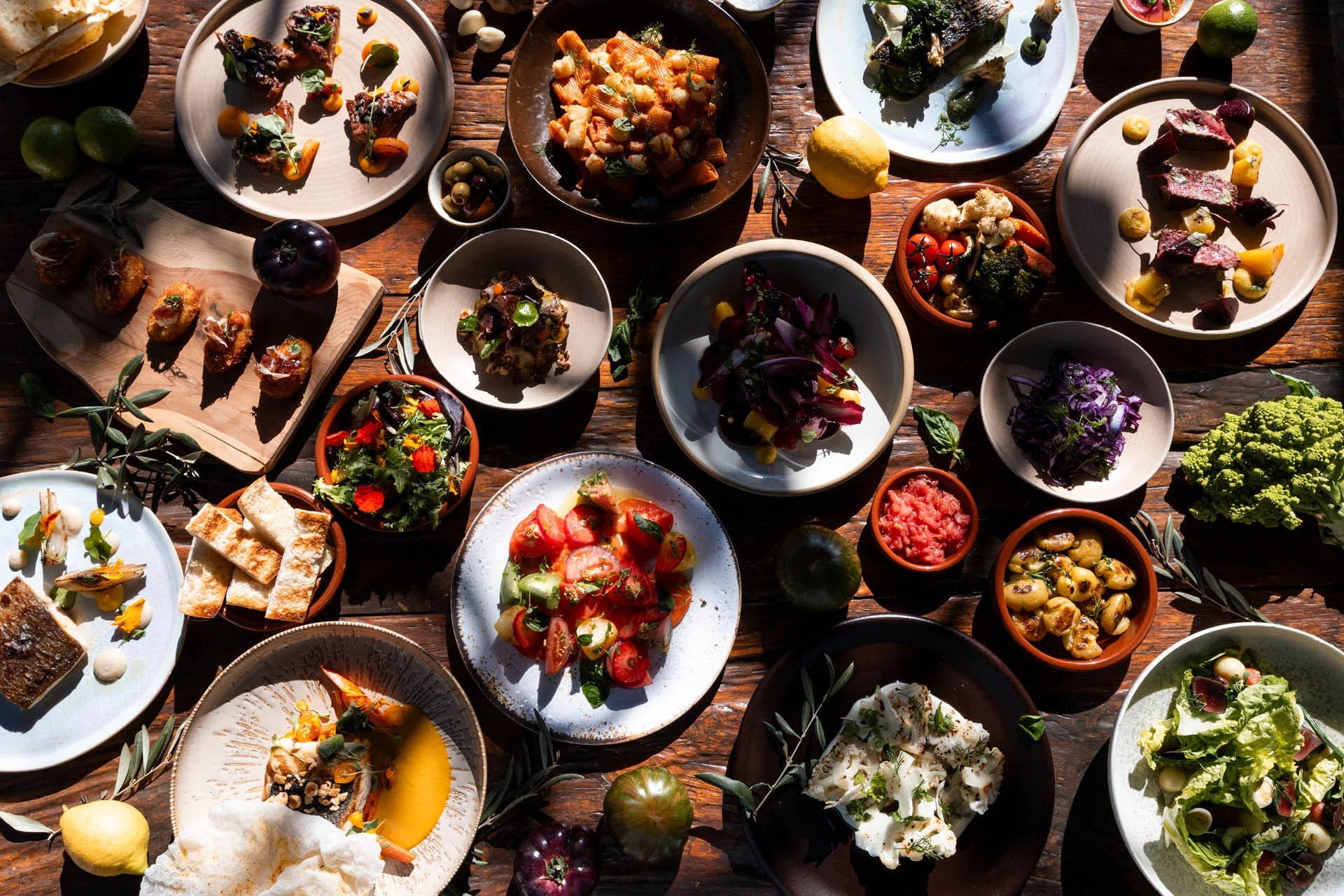 Een tafel vol mediterrane deelgerechten van het restaurant van Atzaró, van bovenaf gefotografeerd