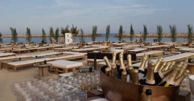 Beso Beach Ibiza: Baskisch-mediterrane chiringuito aan Ses Salines 7 Strandopstelling van Beso Beach aan Ses Salines, Ibiza