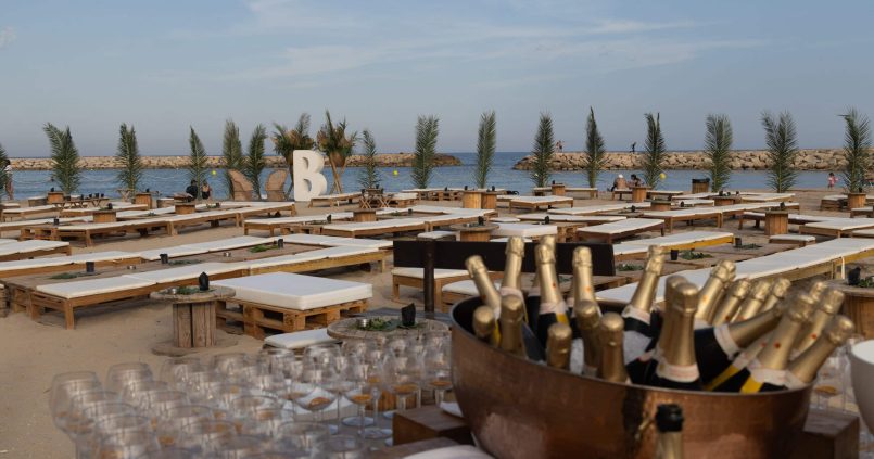 Strandopstelling van Beso Beach aan Ses Salines, Ibiza