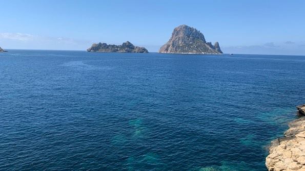 De rotsen Es Vedrà en Es Vedranell voor de zuidwestkust van Ibiza, gezien vanaf de kliffen bij Es Boldado