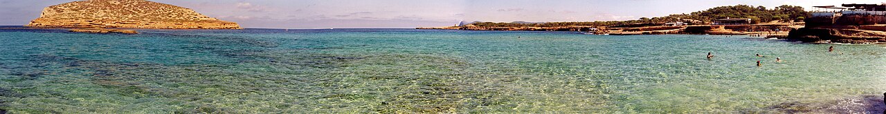 Het strand van Cala Bassa op Ibiza
