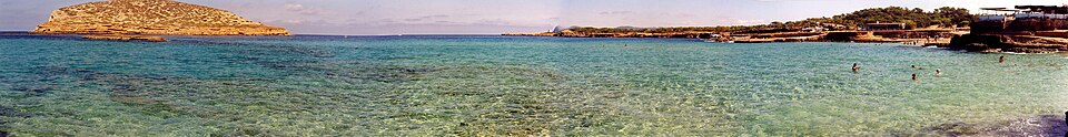 Het zandstrand van Cala Bassa