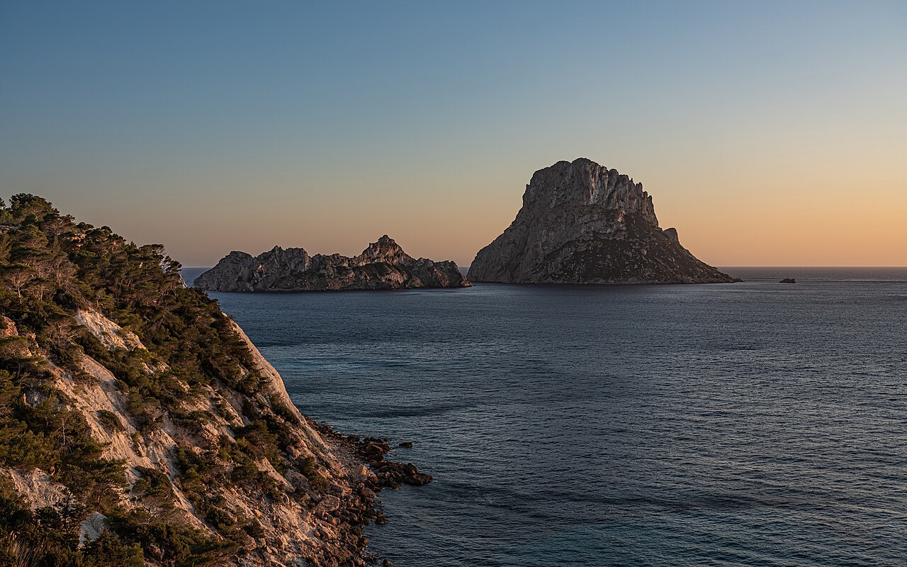 Zonsondergang achter Es Vedrà bij Cala d'Hort