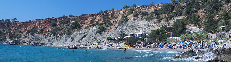 Het strand van Cala d'Hort met Es Vedrà