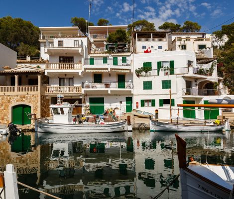 Het haventje van Cala Figuera met vissershuizen en boten, Mallorca