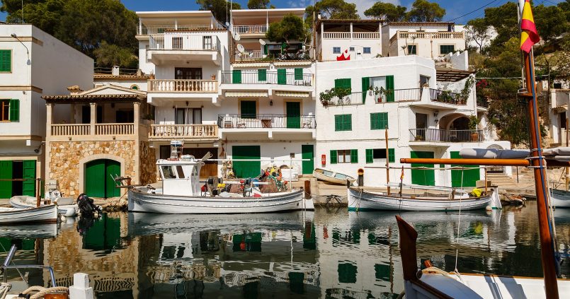 Het haventje van Cala Figuera met vissershuizen en boten, Mallorca