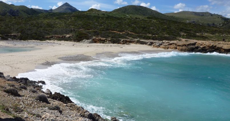 Het wilde lege strand van Cala Torta met turquoise water, Mallorca