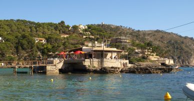 Eilandje S'Illeta met restaurant en loopbrug in Camp de Mar, Mallorca
