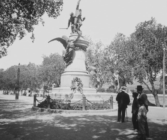 Ca n'Alfredo Ibiza: het legendarische restaurant op Vara de Rey (sinds 1934) 1 Historische foto van de promenade Passeig de Vara de Rey in Ibiza-stad met het monument, waar Ca n'Alfredo sinds 1934 gevestigd is