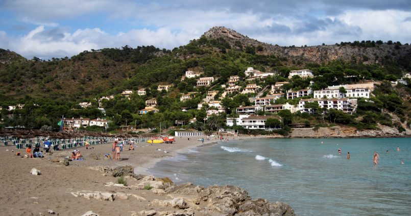 Baai van Canyamel op Mallorca met gouden strand en turquoise water