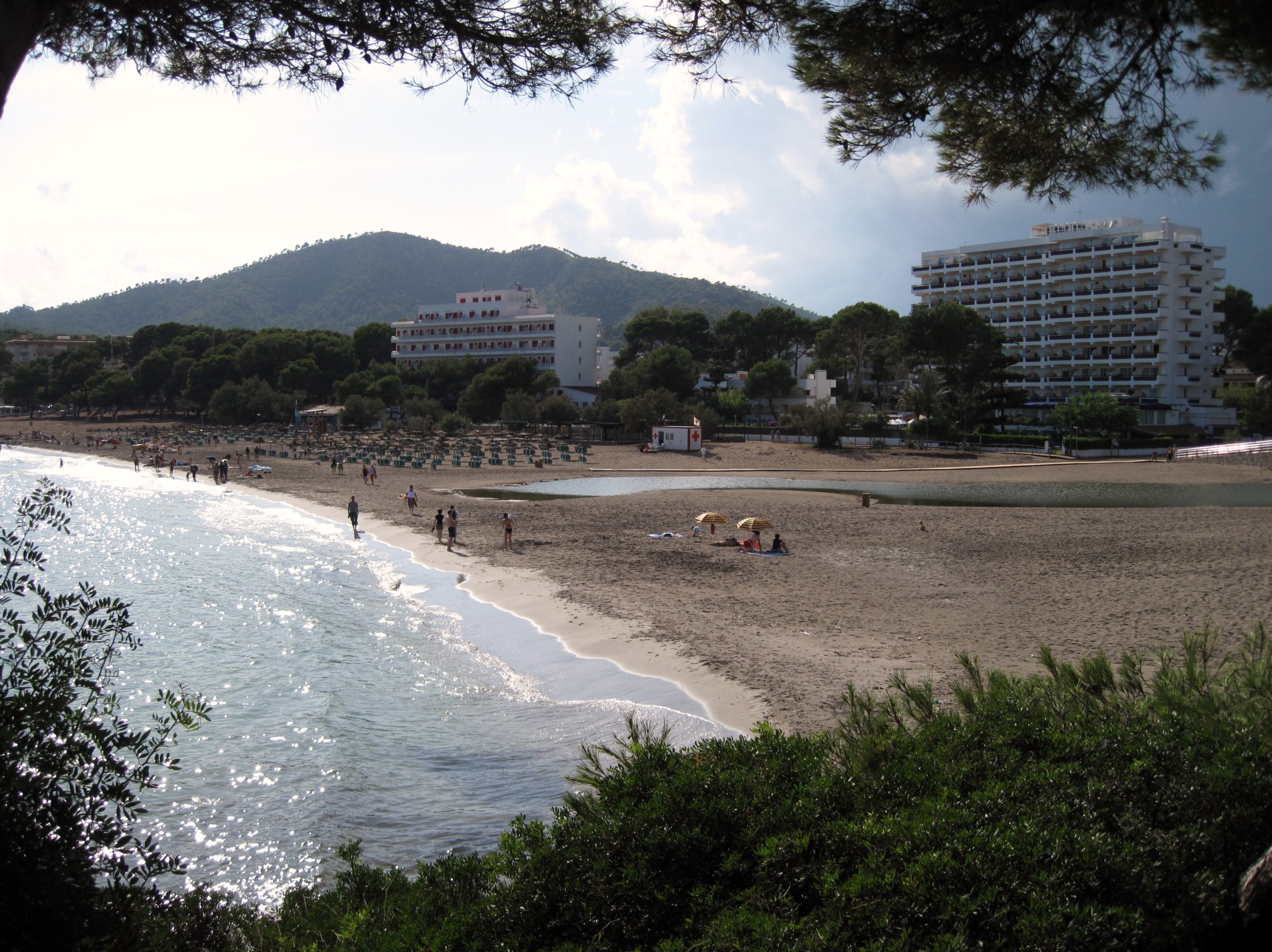 Canyamel Mallorca: gouden familiestrand met toren en grotten 2 Het strand van Canyamel op Mallorca met de uitmonding van de beek Torrent de Canyamel in een lagune op het zand
