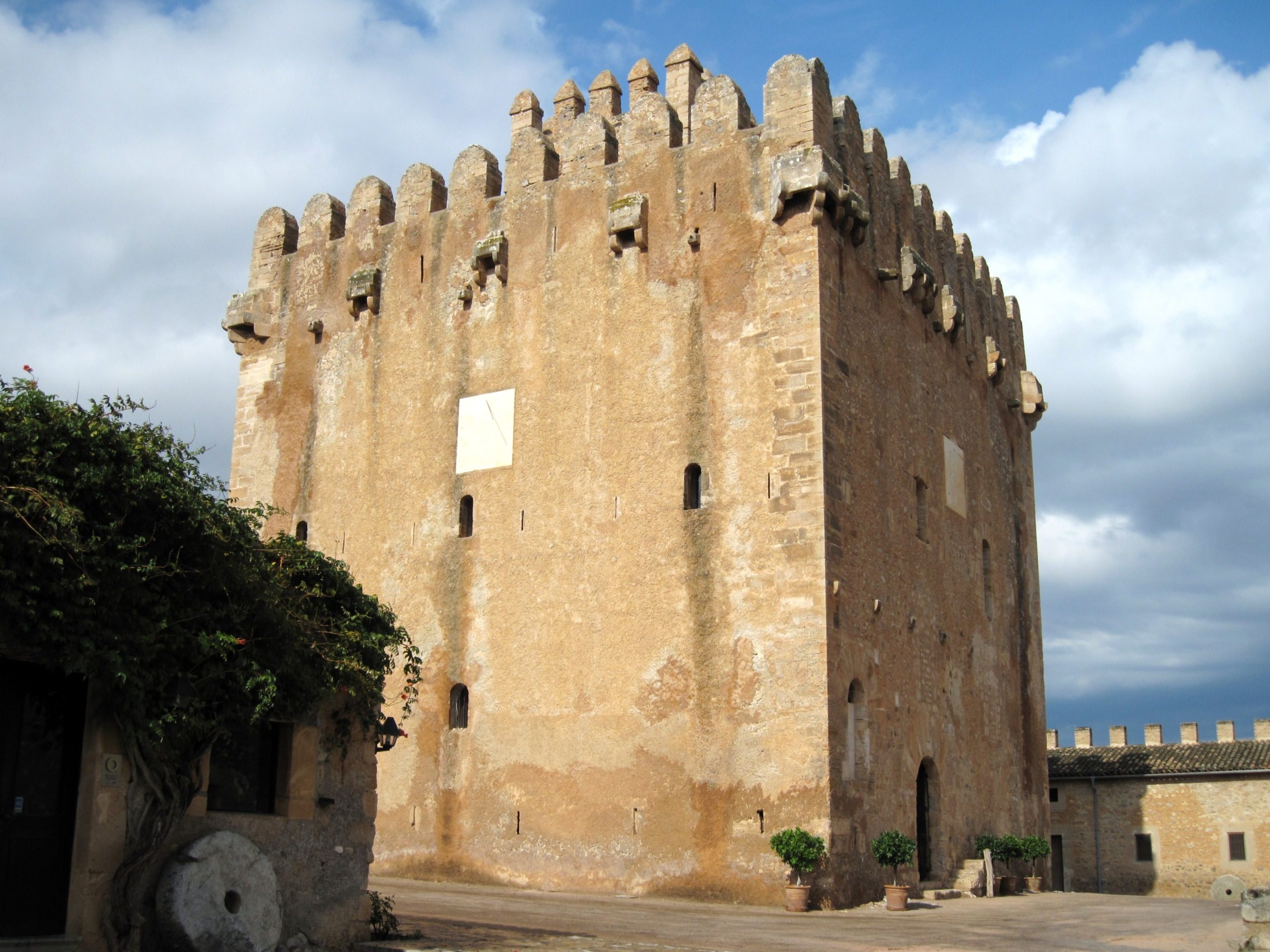 Canyamel Mallorca: gouden familiestrand met toren en grotten 3 De middeleeuwse gekanteelde verdedigingstoren Torre de Canyamel in het dal achter het strand van Canyamel, Mallorca