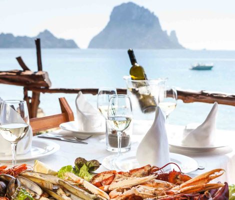 Zeevruchtenschotel op het terras van El Carmen met Es Vedrà op de achtergrond, Cala d'Hort, Ibiza