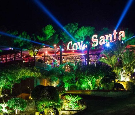 Cova Santa op Ibiza 's avonds verlicht, de venue rond een natuurlijke grot in Sant Josep