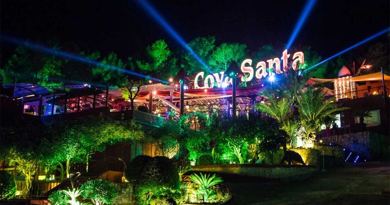 Cova Santa op Ibiza 's avonds verlicht, de venue rond een natuurlijke grot in Sant Josep