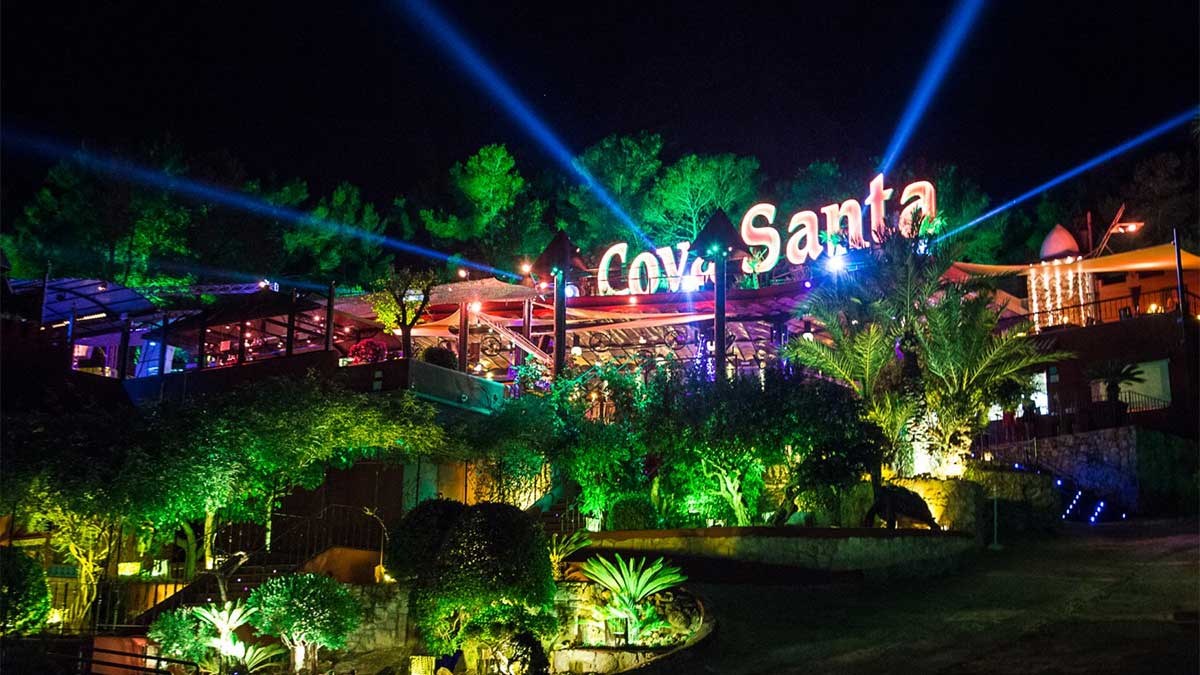 Cova Santa op Ibiza 's avonds verlicht, de venue rond een natuurlijke grot in de heuvels van Sant Josep