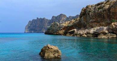 Cala Sant Vicenç Mallorca: vier calas onder de Cavall Bernat 7 Kliffen van Cavall Bernat boven turquoise water bij Cala Sant Vicenç, Mallorca