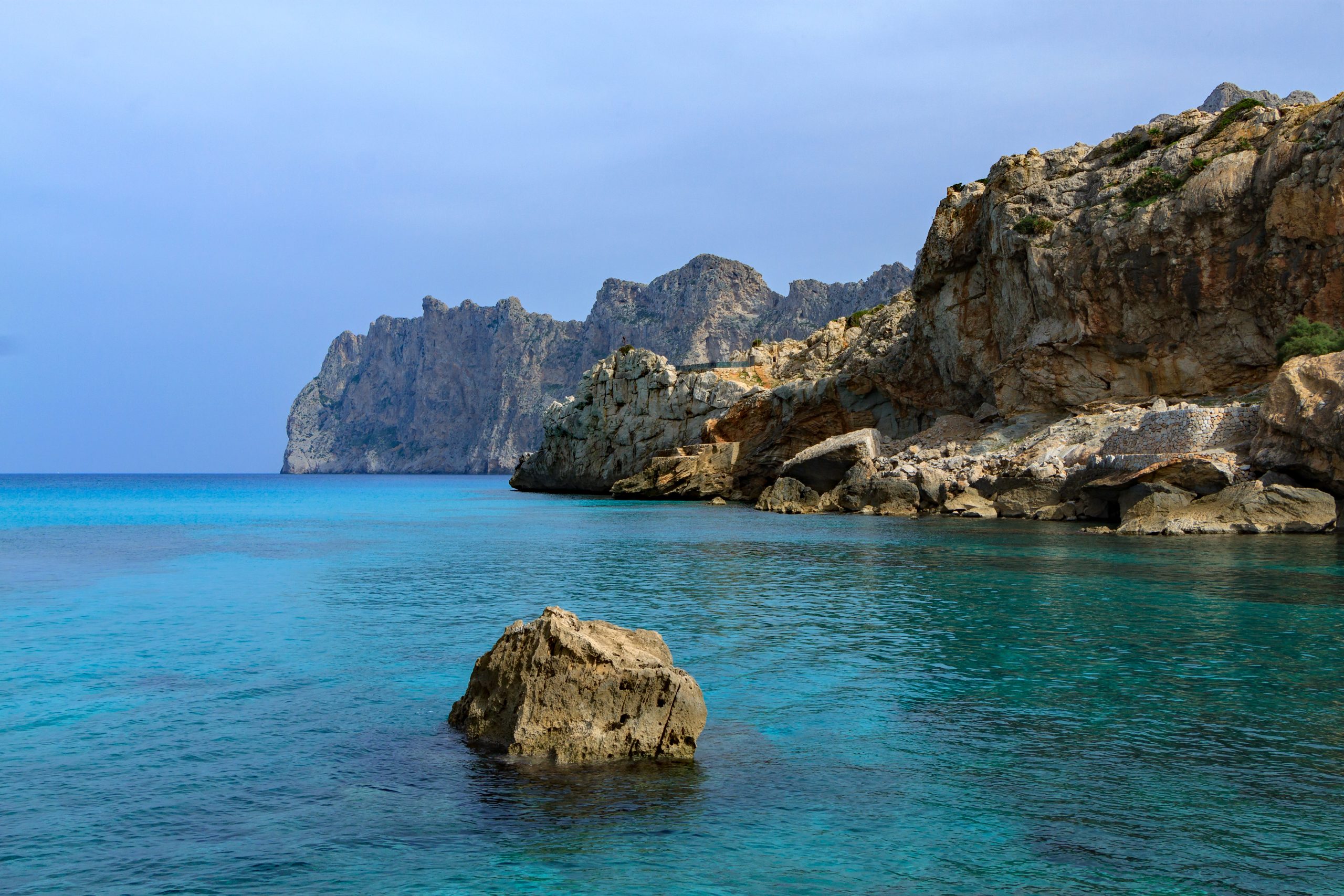 Turquoise water en de dramatische kliffen van de Cavall Bernat bij Cala Sant Vicenç aan de noordkust van Mallorca